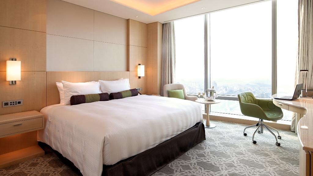 Lotte Hotel Hanoi Deluxe Room