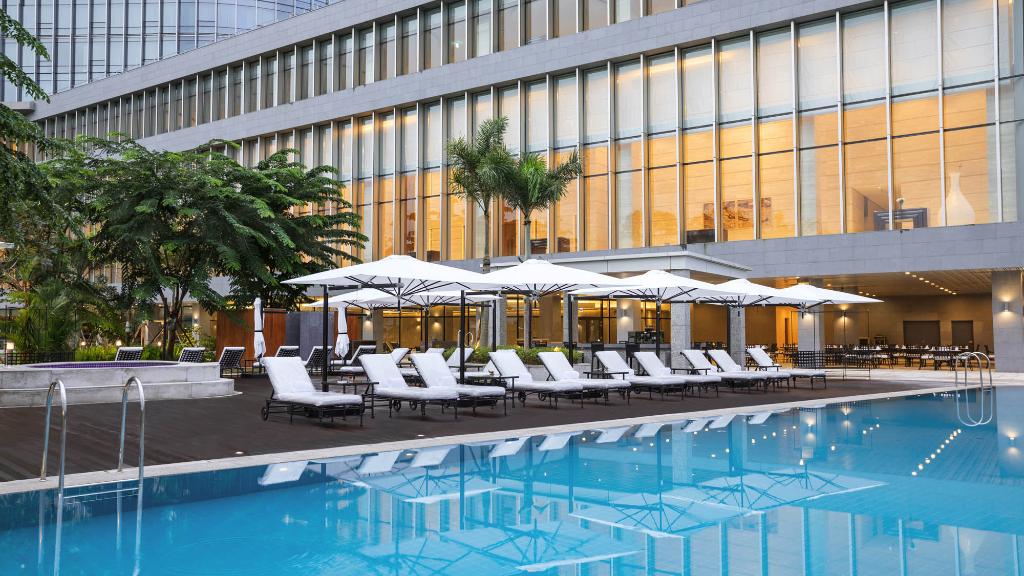 Infinity Pool - Hotel Outdoor Swimming Pool | LOTTE Hotel Yangon