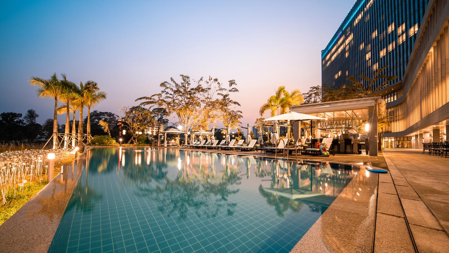 Infinity Pool - Yangon Hotel Outdoor Swimming Pool | LOTTE HOTEL YANGON