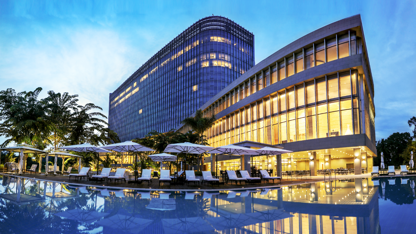 Yangon Hotel Restaurant - Poolside Bar & BBQ | LOTTE Hotel Yangon